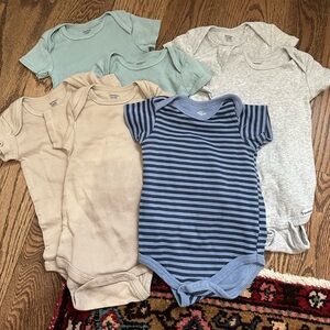 Bundle 7 short sleeve onesies 6-9m